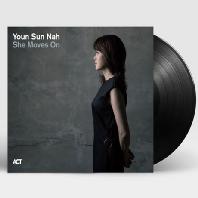 SHE MOVES ON [180G LP] [한정반]